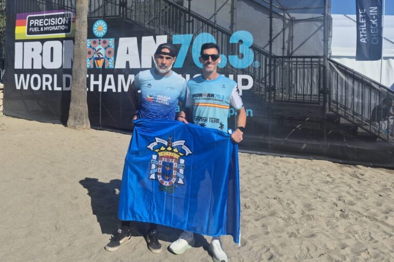 Luismi Ruiz y Julio Gutiérrez en el Mundial de IRONMAN 70.3 con bandera