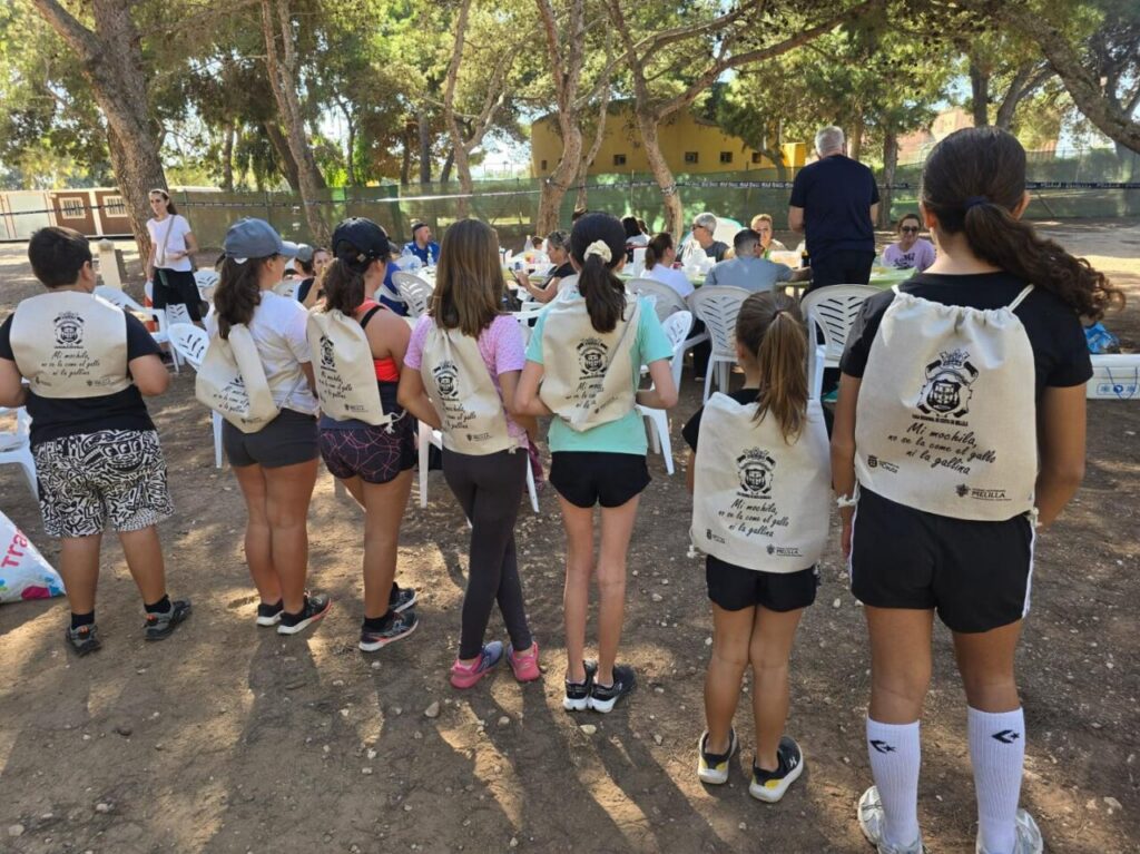 Niños con mochilas en la celebración del Día de la Mochila en Melilla.