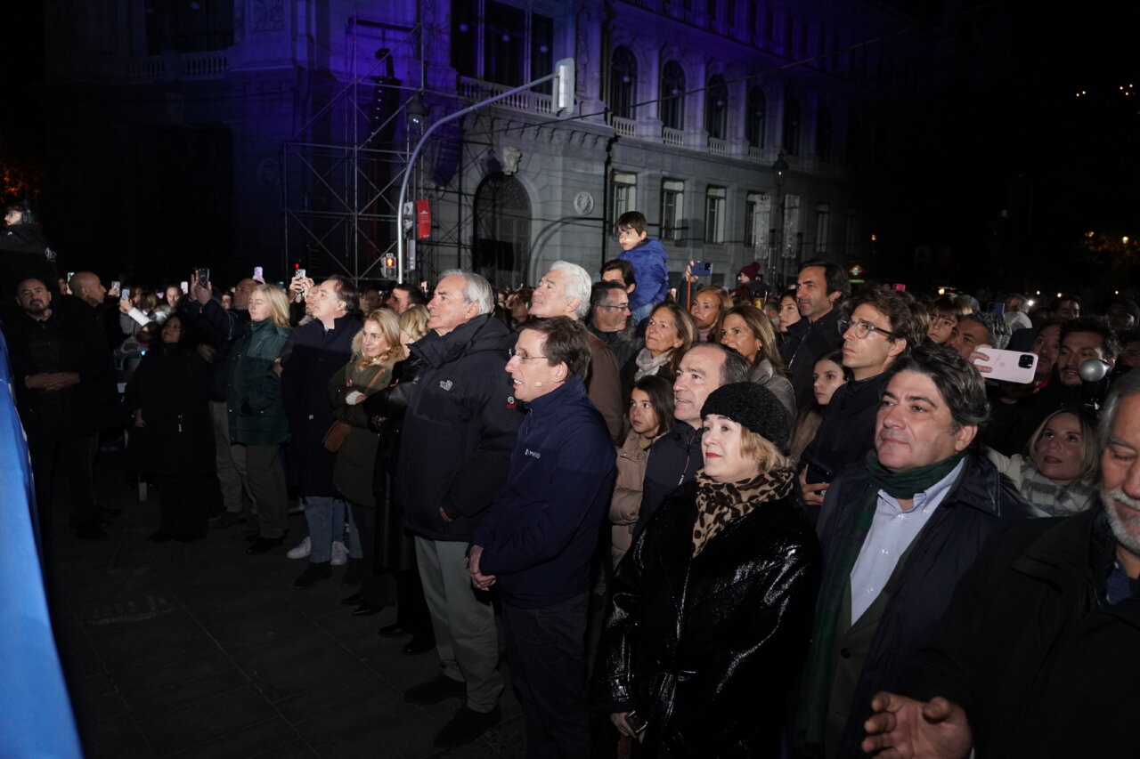 Multitud en la inauguración del encendido navideño en Madrid