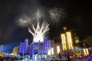 Celebración del encendido navideño en Madrid con fuegos artificiales.