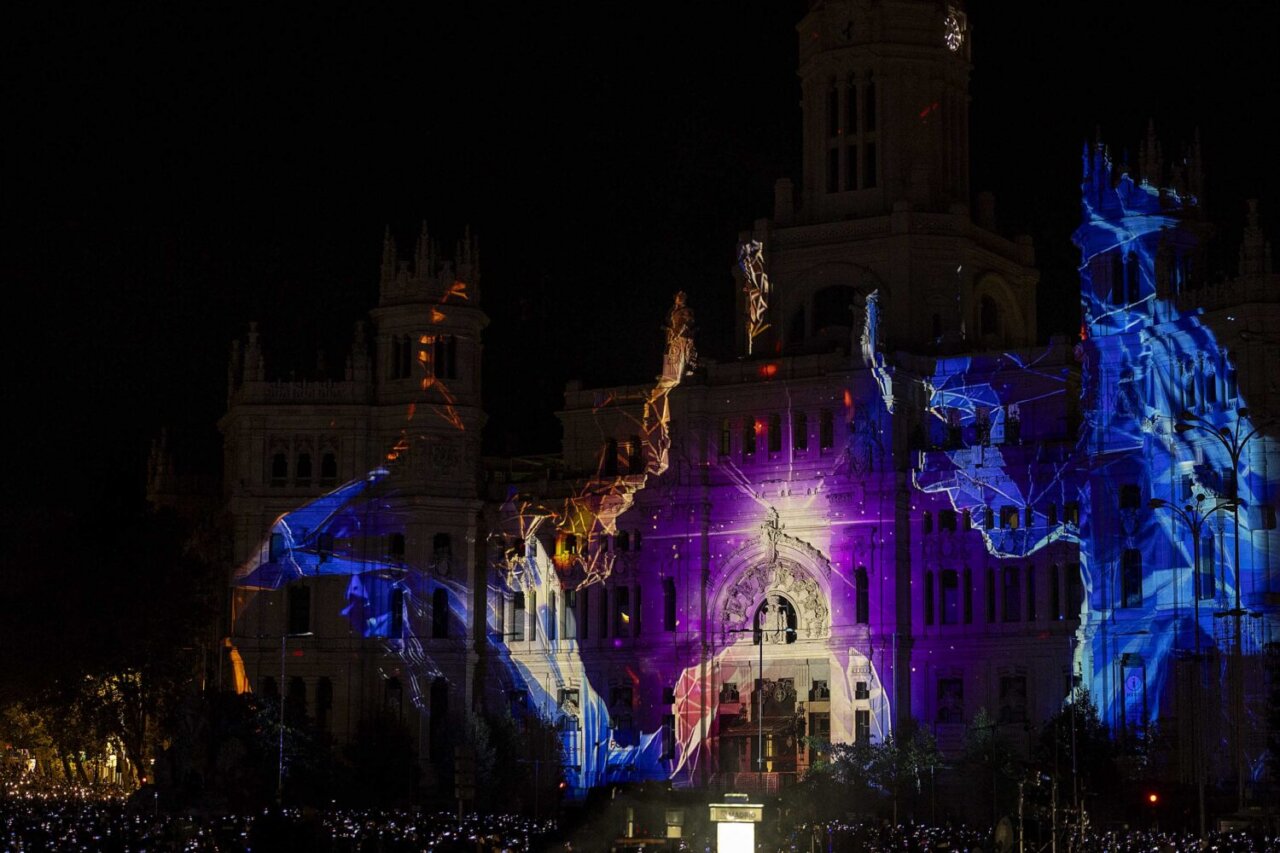 Espectáculo de luces navideñas en la plaza de Cibeles, Madrid.