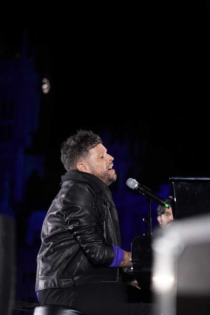Cantante Pablo López interpretando en el encendido navideño de Madrid