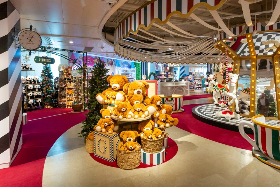 Tienda decorada para navidades con ositos de peluche y árboles de Navidad