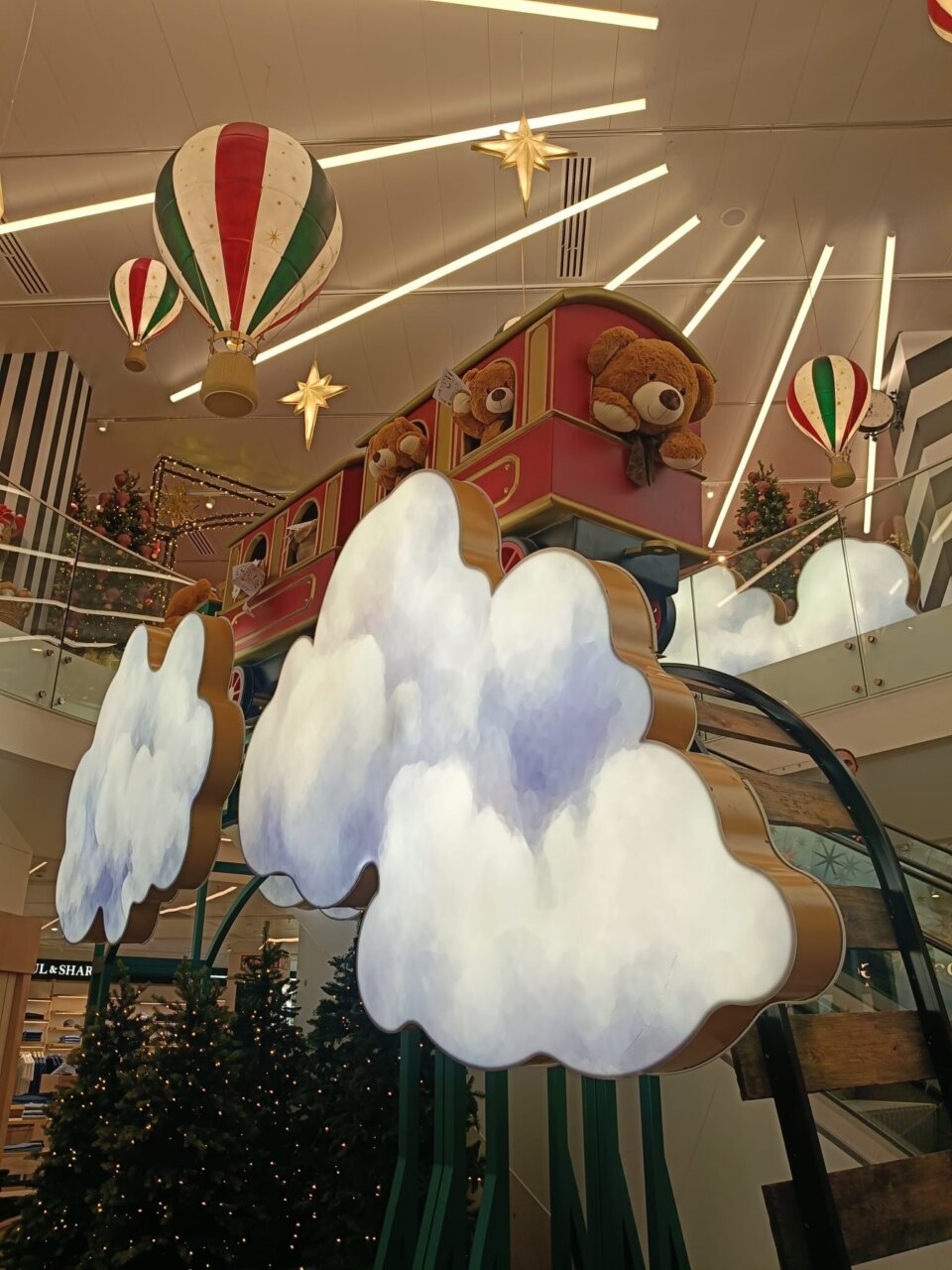 Decoración navideña con tren y globos de aire en tienda