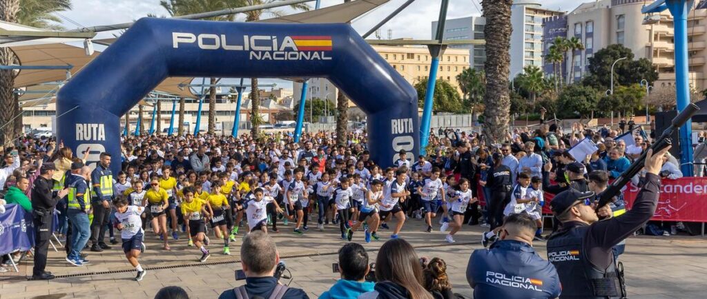 Corredores iniciando la V Carrera Solidaria Ruta 091 en Melilla.
