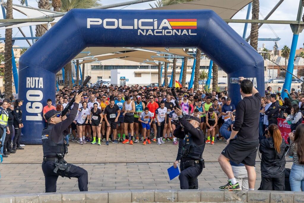Participantes listos para la V Carrera Solidaria Ruta 091 en Melilla.