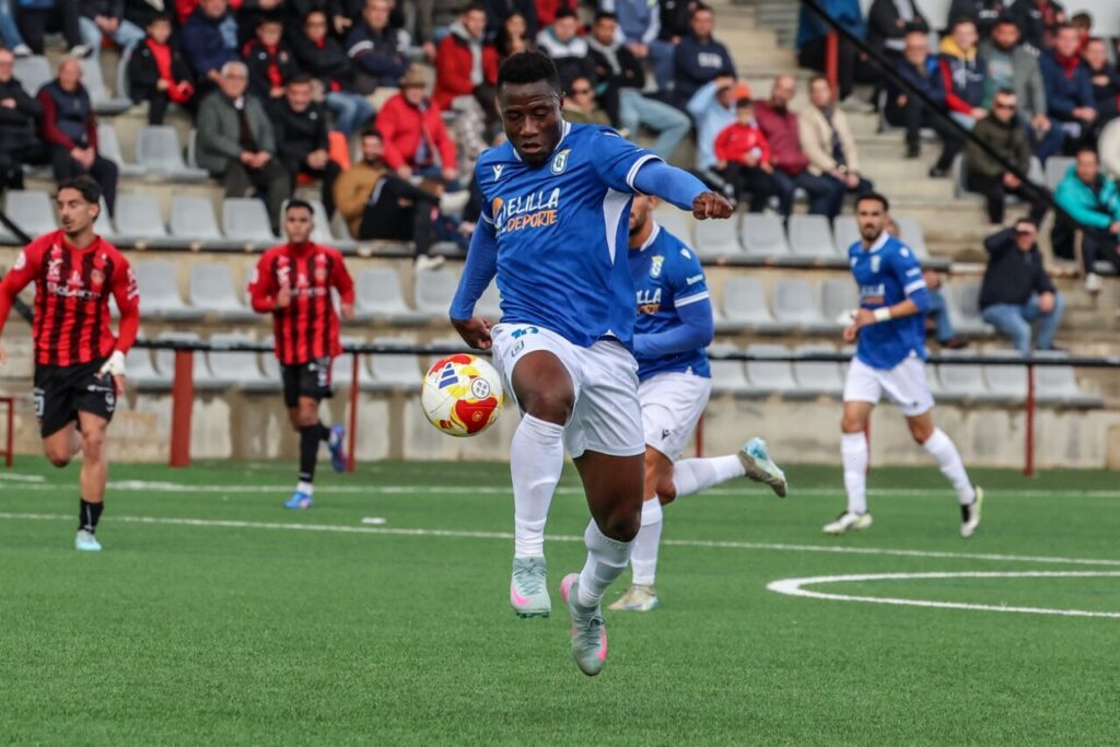 Jugador de la U.D. Melilla en acción durante un partido de fútbol