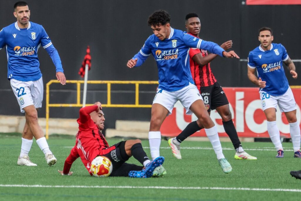 Jugadores de la U.D. Melilla en un partido contra el Salerm Puente Genil