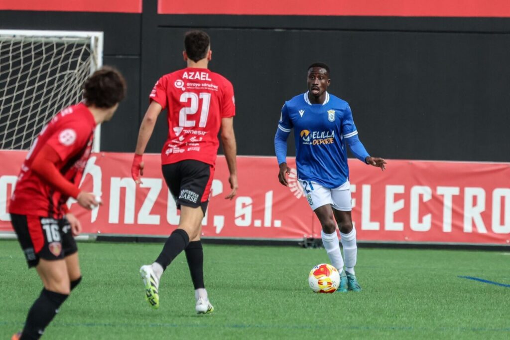 Jugadores de fútbol en un partido entre U.D. Melilla y Salerm Puente Genil.