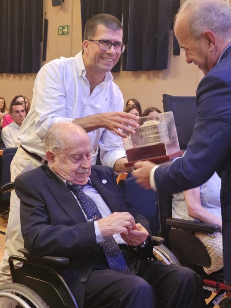 Antonio de Pro recibiendo un reconocimiento universitario en un acto solemne.