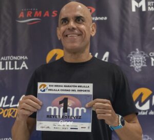 Reyes Estévez sosteniendo su dorsal número 1 en la Media Maratón de Melilla