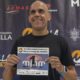 Reyes Estévez sosteniendo su dorsal número 1 en la Media Maratón de Melilla
