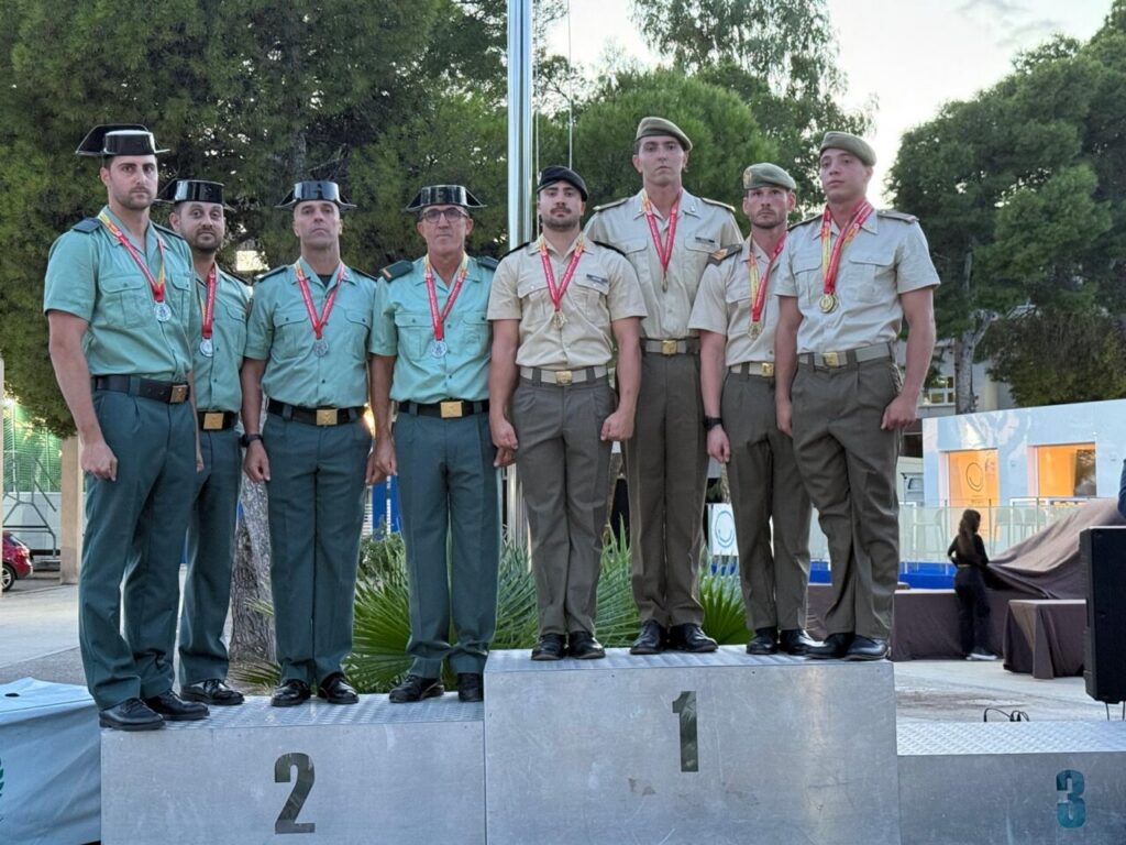 Miguel Ángel Rozas y otros deportistas en el podio con medallas
