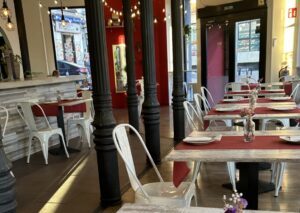Interior del restaurante Volterra con mesas y decoración acogedora
