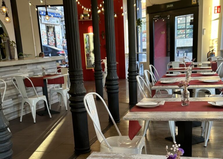 Interior del restaurante Volterra con mesas y decoración acogedora