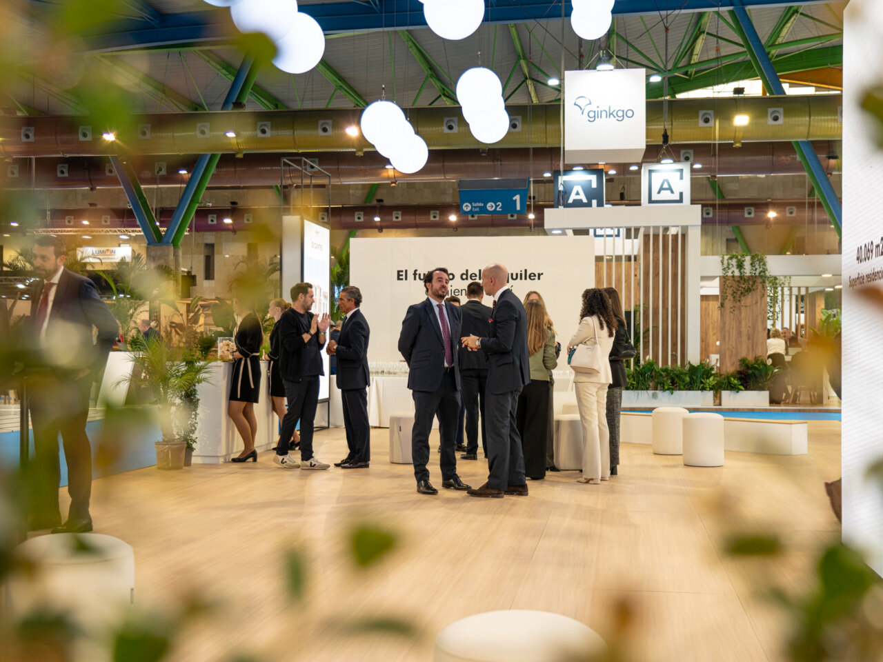 Stand en la feria inmobiliaria Simed 2025 con profesionales interactuando.