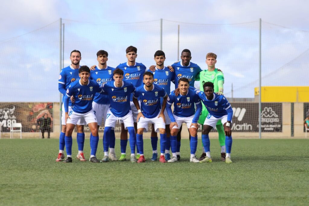Equipo de fútbol U.D. Melilla B posando antes del partido