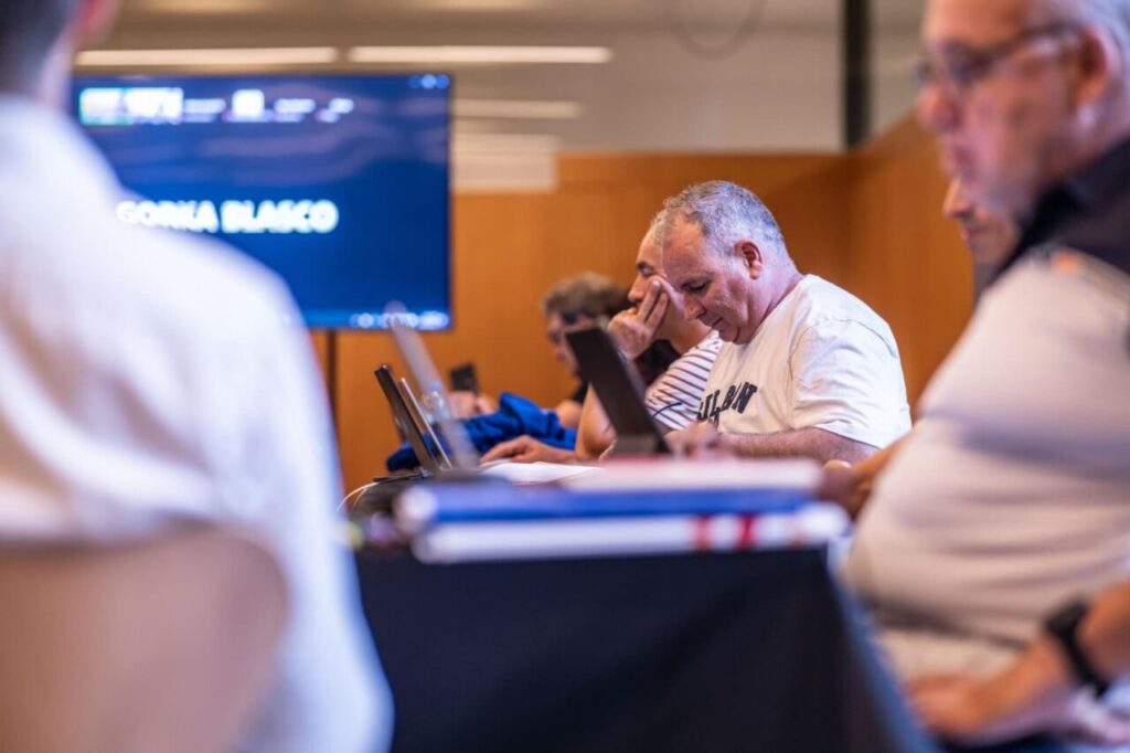 Javier Guillot en reunión sobre triatlón con otros presidentes.