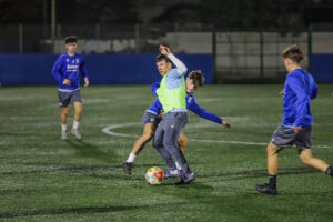 Jugadores de la U.D. Melilla entrenando en el campo de fútbol