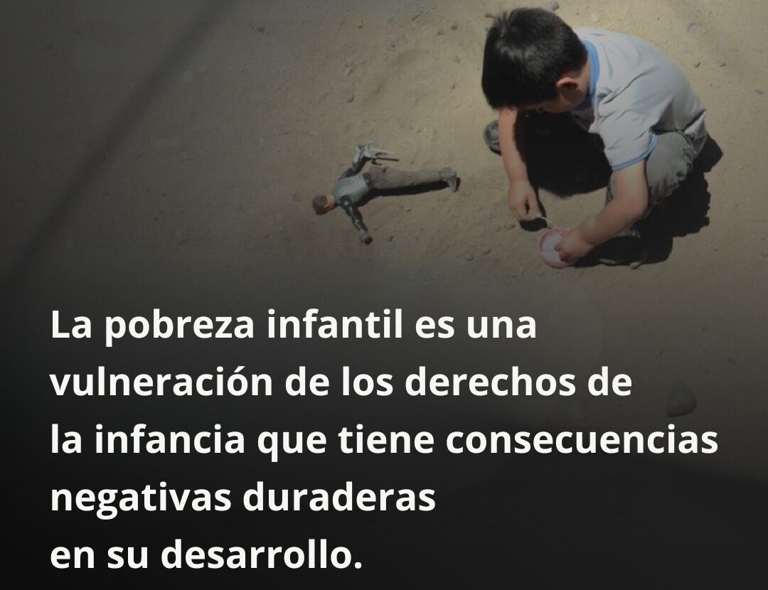 Niño jugando en el suelo con un muñeco en un entorno árido