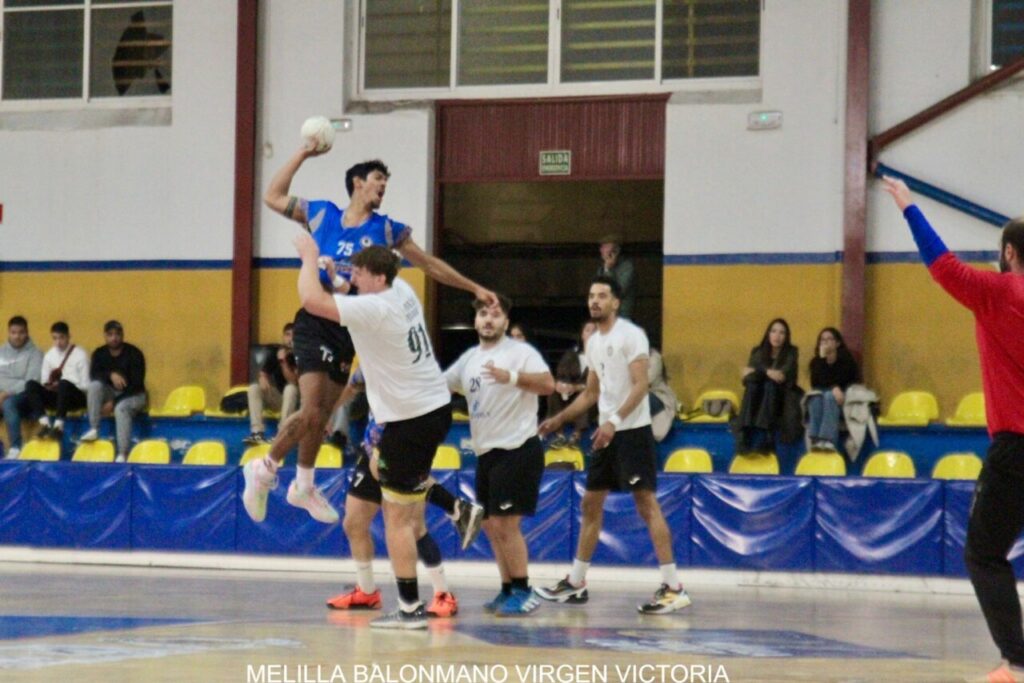 Jugadores del Melilla Balonmano Virgen de la Victoria en acción durante un partido