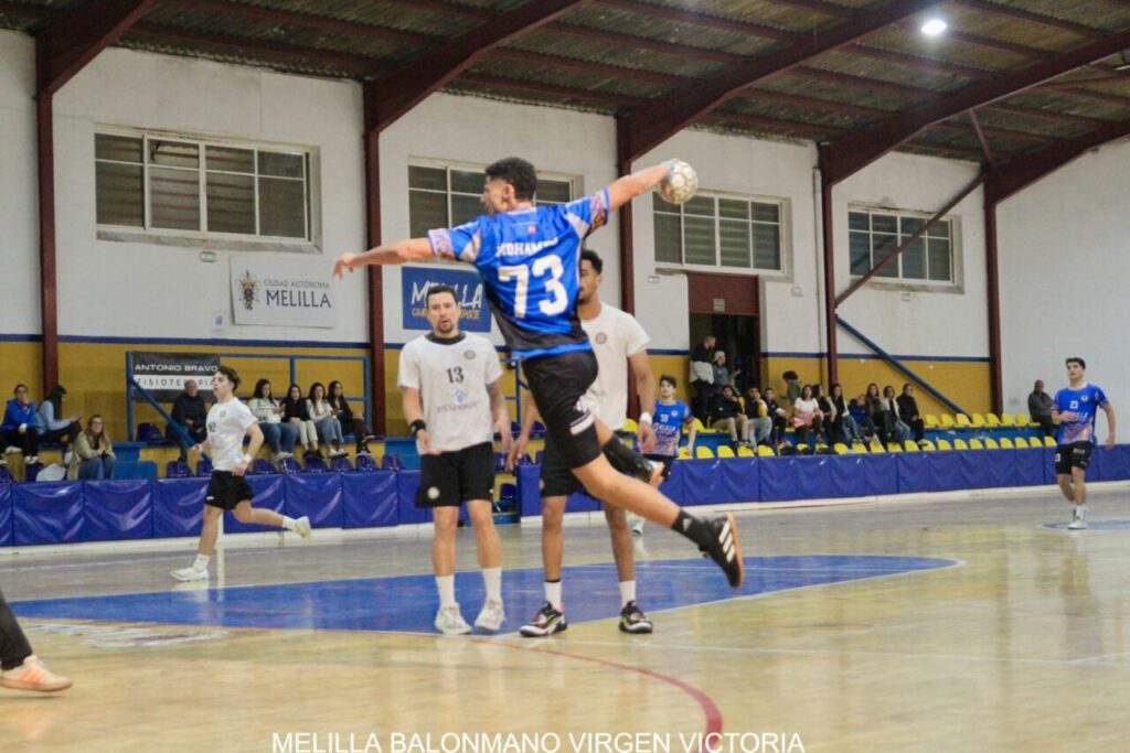 Jugador del Melilla Balonmano lanzando el balón en un partido