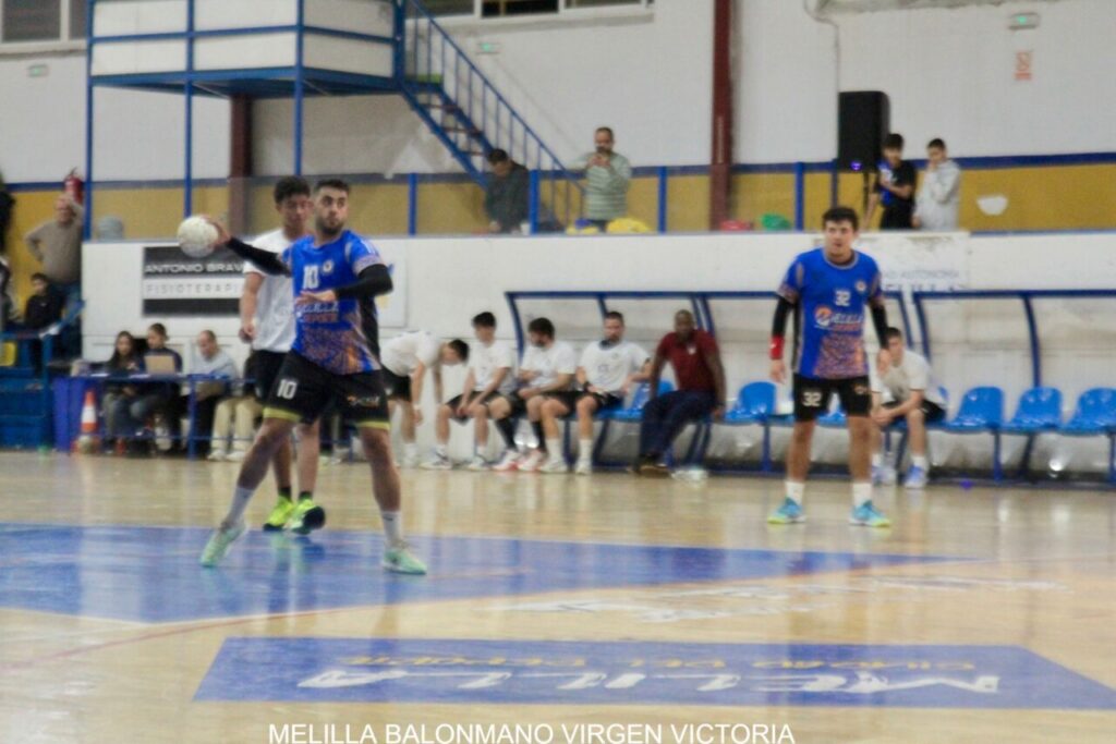 Jugadores del Melilla Balonmano Virgen de la Victoria en acción durante un partido