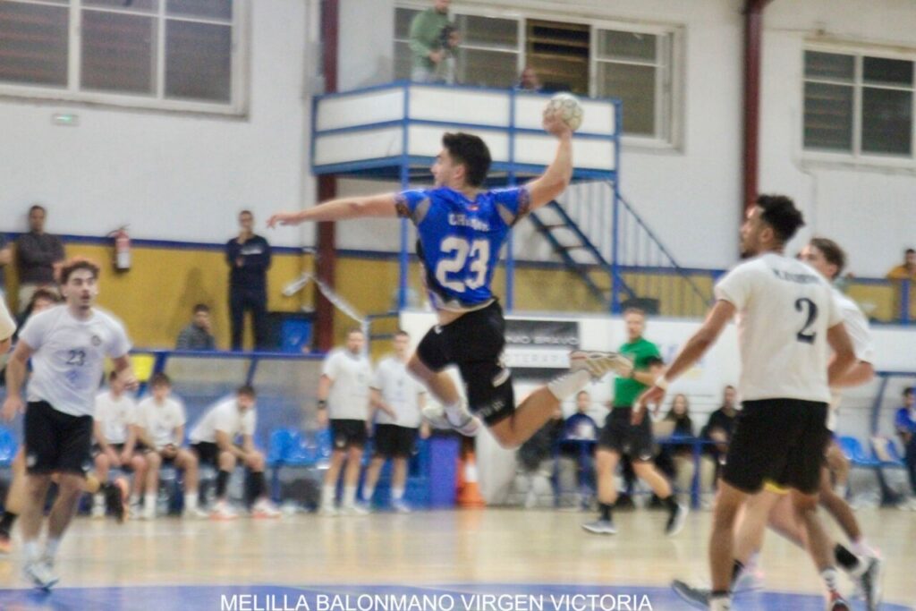 Jugador del Melilla Balonmano Virgen de la Victoria lanzando el balón en un partido