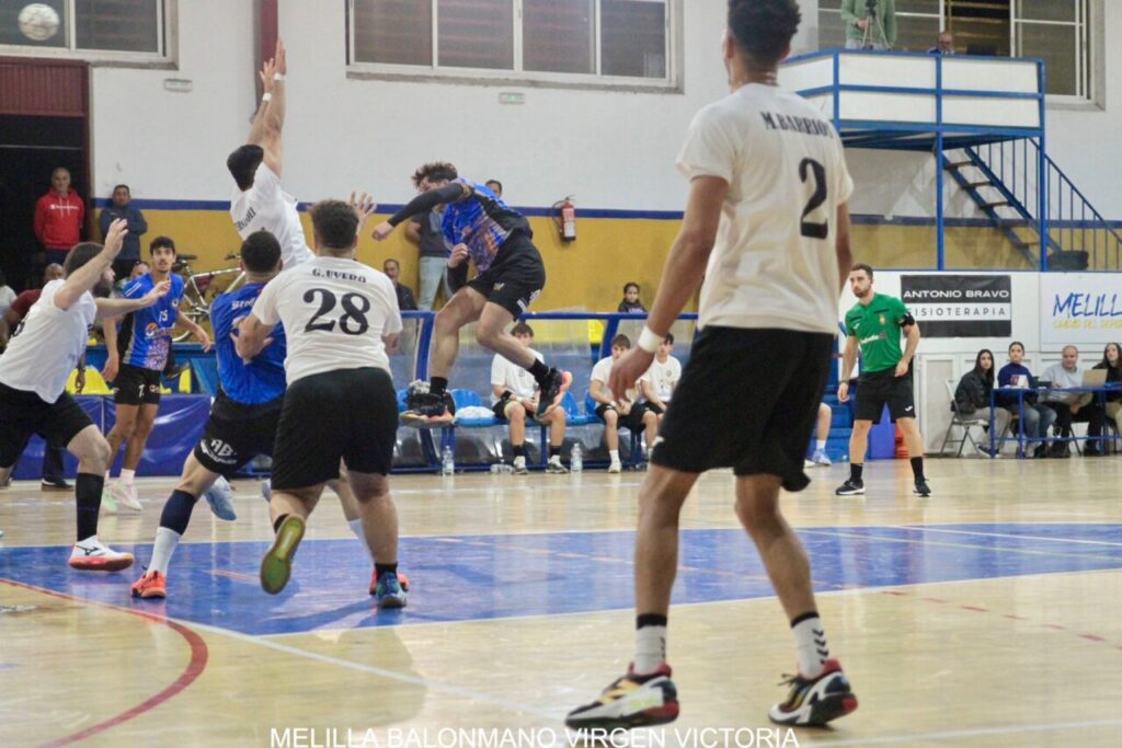 Jugadores del Melilla Balonmano Virgen de la Victoria en acción durante un partido.