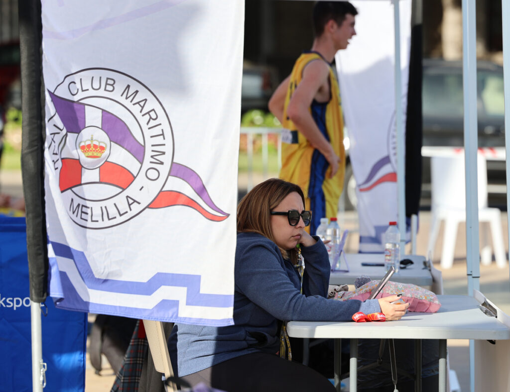 Participante del torneo 3x3 RCMM en Melilla con bandera del club