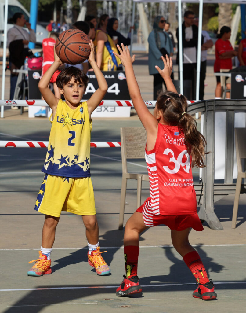 Niños jugando baloncesto en el II Torneo 3x3 RCMM en Melilla