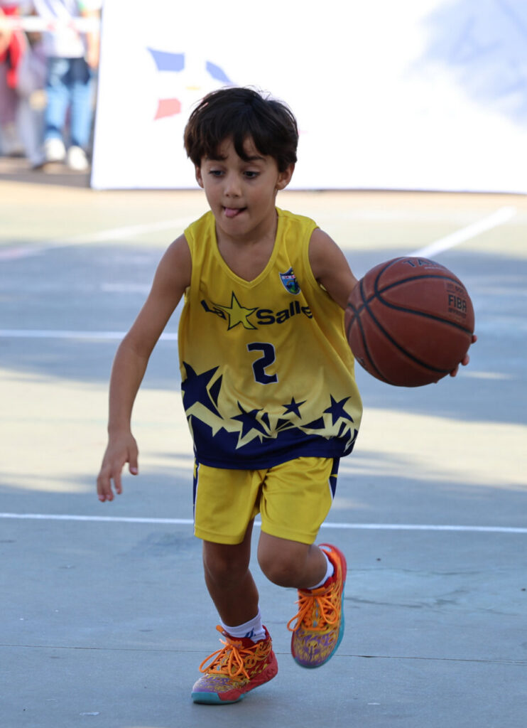 Niño jugando baloncesto en el II Torneo 3x3 RCMM