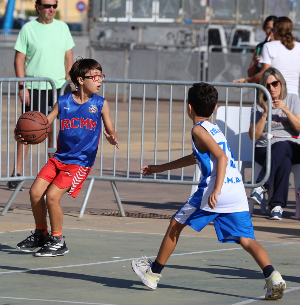 Niños jugando baloncesto en el II Torneo 3x3 RCMM en Melilla.