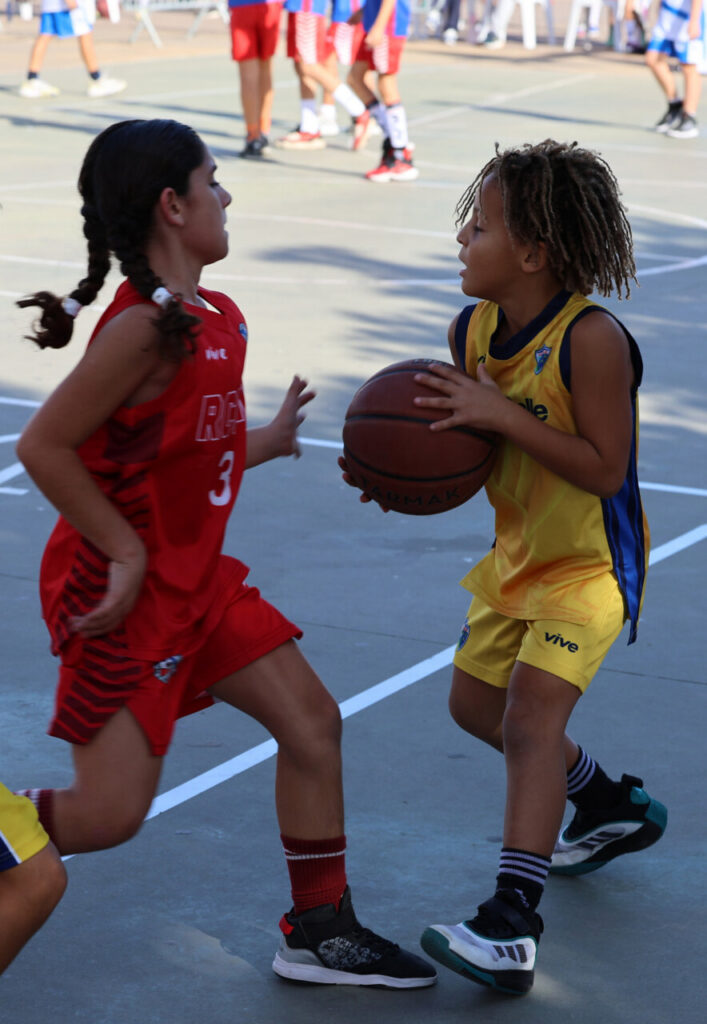 Niños jugando baloncesto en el II Torneo 3x3 RCMM