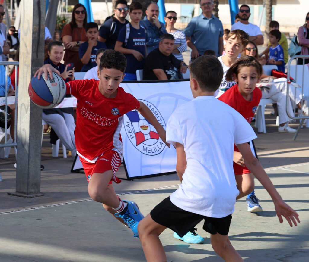 Niños jugando baloncesto en el II Torneo 3x3 RCMM en Melilla