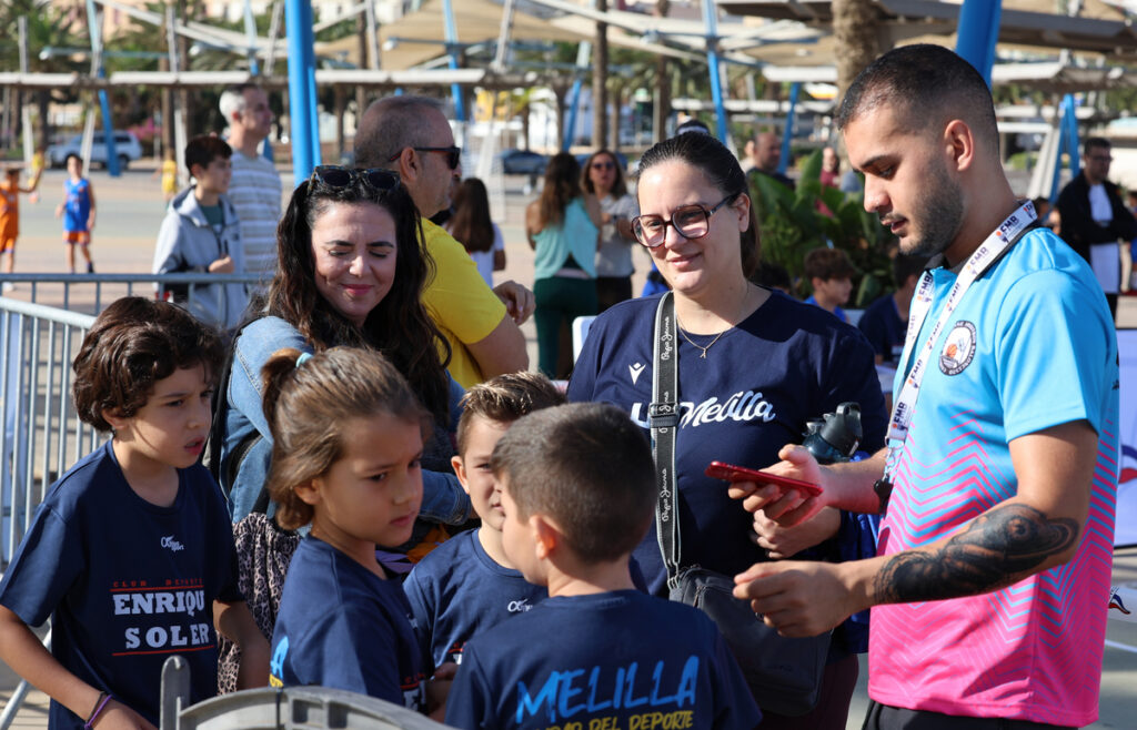 Participantes del II Torneo 3x3 RCMM conversando y sonriendo