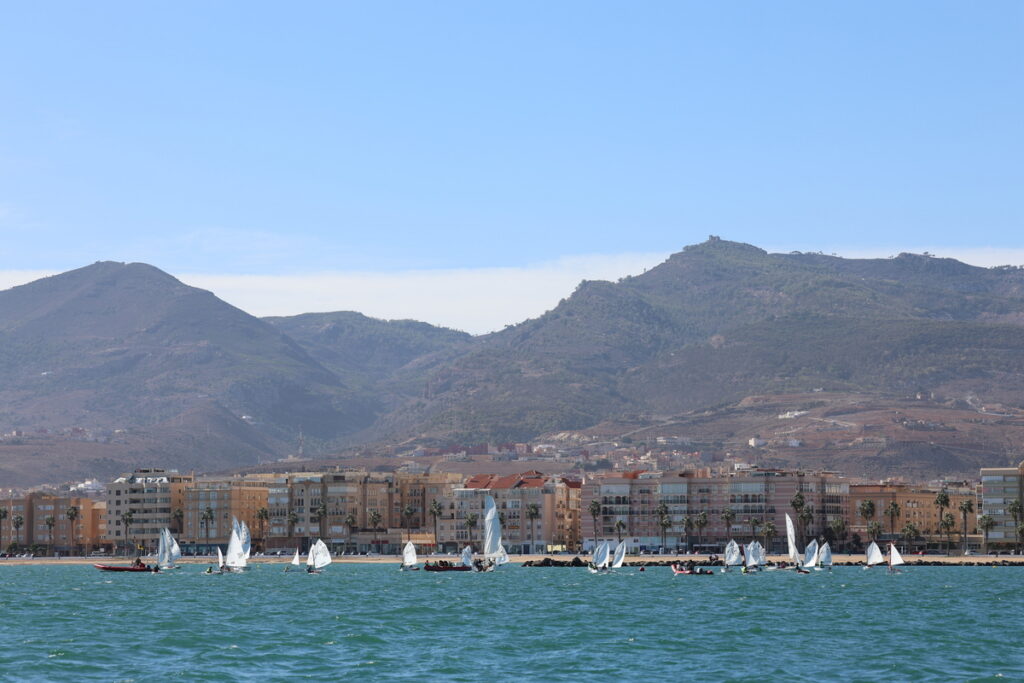 Veleros compitiendo en la regata Memorial Antonio Pérez en Melilla
