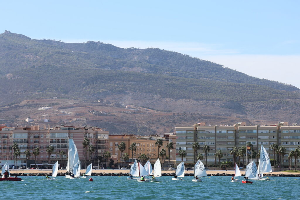 Embarcaciones de vela ligera compitiendo en la regata Memorial Antonio Pérez.