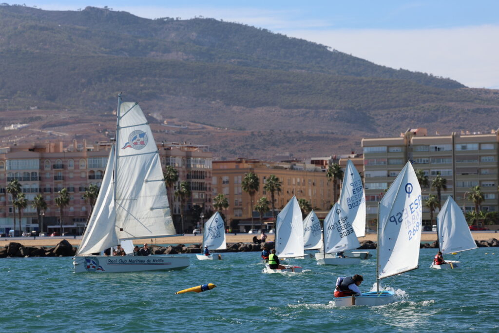 Veleros compitiendo en la regata Memorial Antonio Pérez en Melilla.