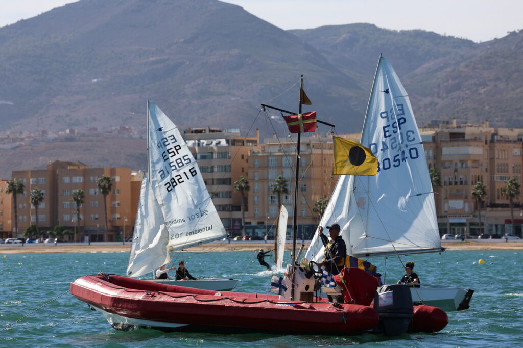 Embarcaciones de vela ligera en la regata Memorial Antonio Pérez en Melilla