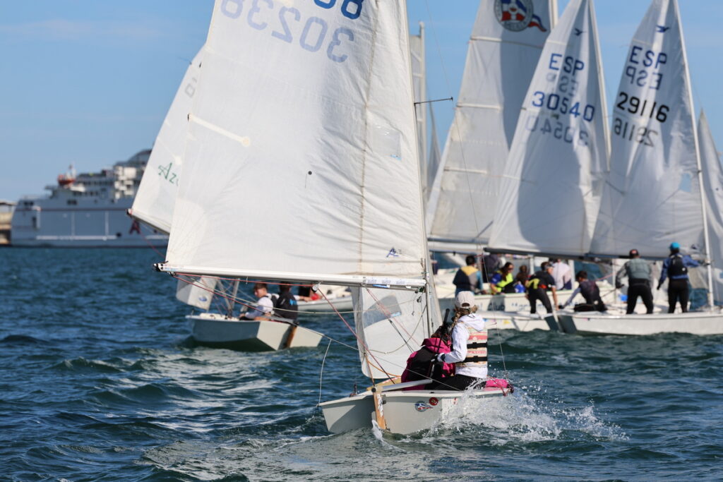 Competencia de vela en la regata Memorial Antonio Pérez en Melilla