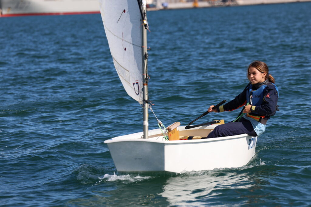 Joven navegante en una embarcación de vela ligera durante la regata