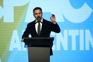 Santiago Abascal hablando en un evento político sobre elecciones