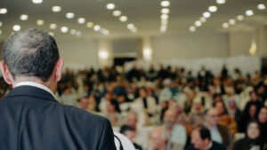 Persona hablando en un acto con gran audiencia en Melilla