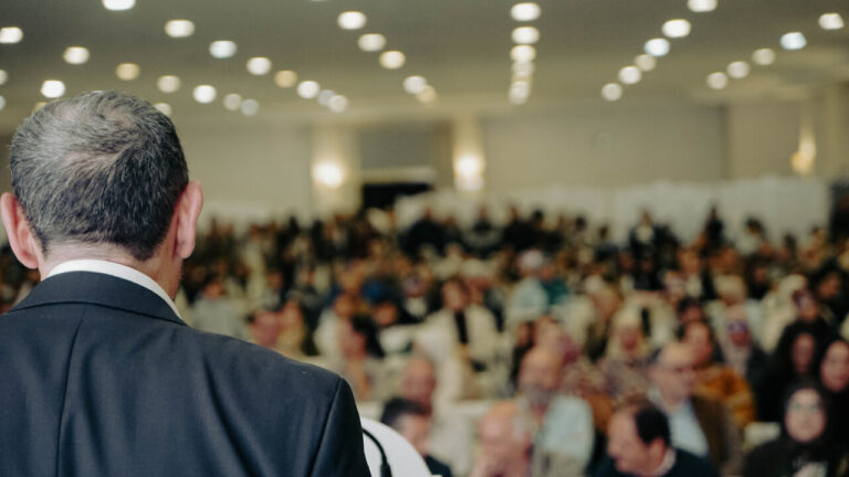 Persona hablando en un acto con gran audiencia en Melilla