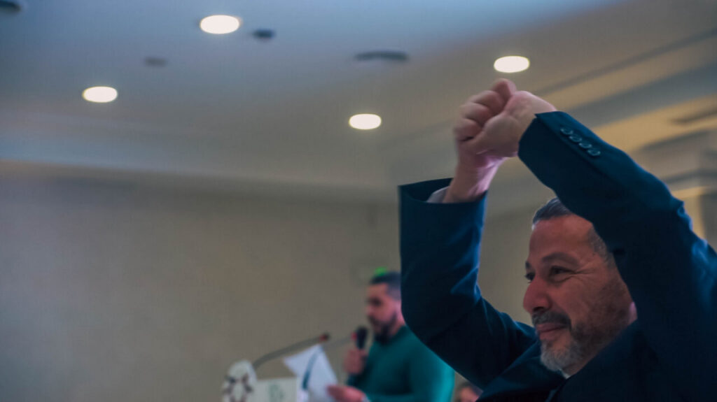 Persona levantando los brazos en un acto de celebración del CPM.