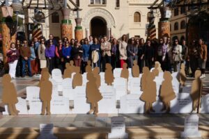 Grupo de personas en un acto contra la violencia de género en la plaza