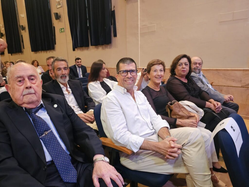 Grupo de personas en un acto de reconocimiento universitario en Melilla.