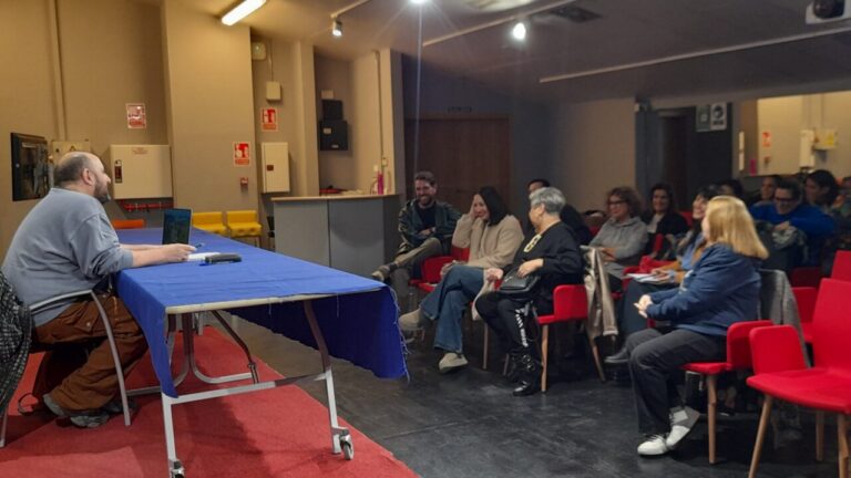 Clase de interpretación para actores melillenses con un instructor