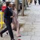 Alberto González Amador y una mujer caminando por la calle durante un evento judicial.
